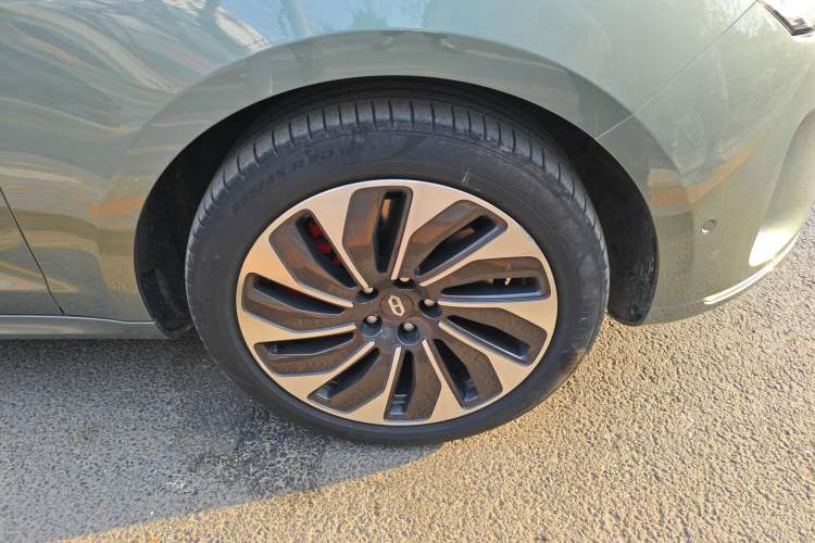 Used Hima AITO M5 2022 Extended-Range Four-Wheel Drive Ultimate Edition Right Front Wheel Hub