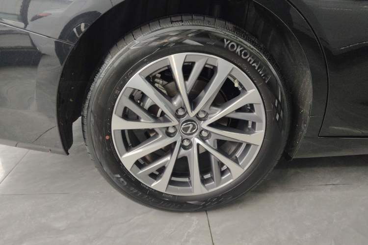 Used Lexus ES 2025 200 Premium Edition Exterior 5