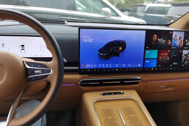 Used VOYAH Dream 2025 PHEV Four-Wheel-Drive Flagship Kunpeng Edition Audio And AC Panel