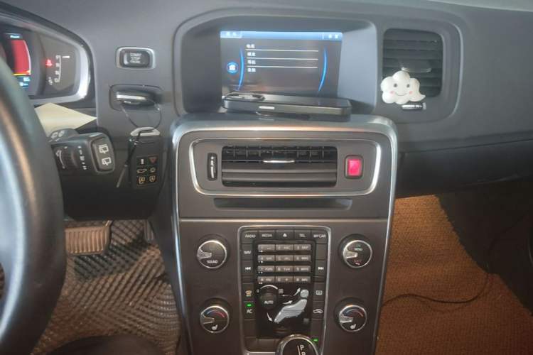 Used Volvo V60 2014 T5 Zhiya Edition Audio And AC Panel