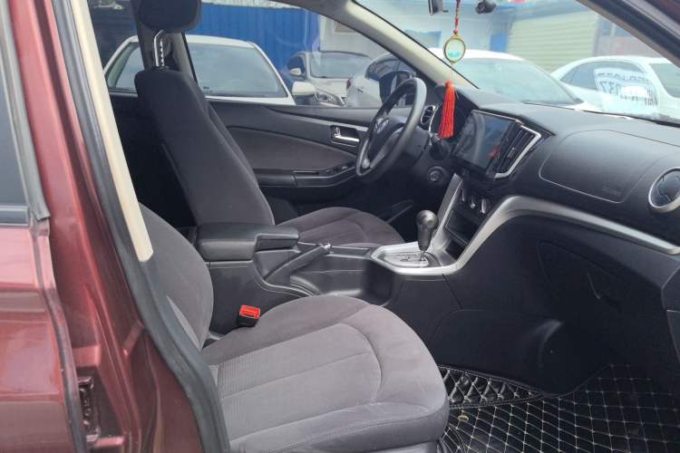 Used Venucia T70 2015 2.0L CVT Smart Choice Edition
