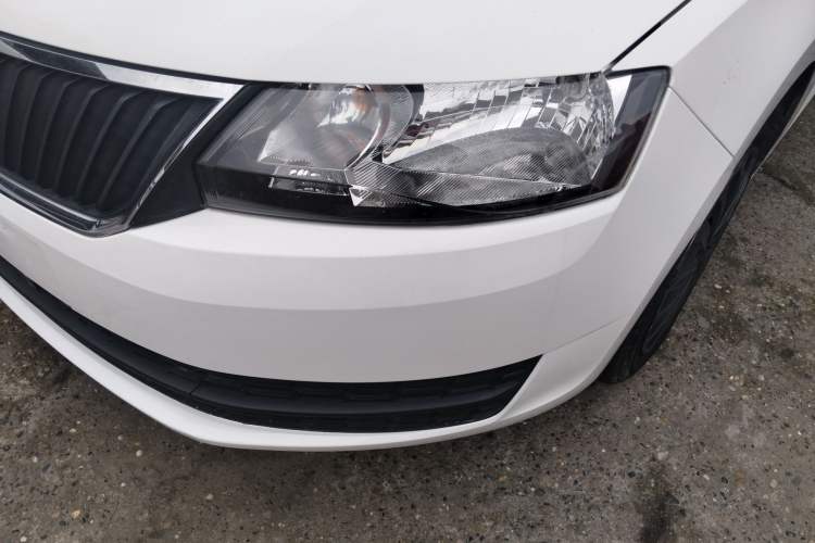 Used Skoda Rapid Spaceback 2016 Revised Version 1.6L Manual Front-Drive Edition Left Front Headlight