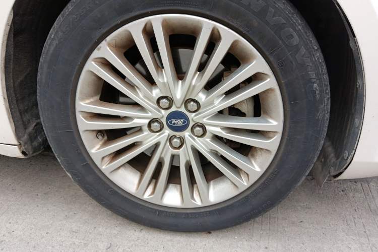 Used Ford Taurus 2017 EcoBoost 245 Fashion Edition Right Front Wheel Hub