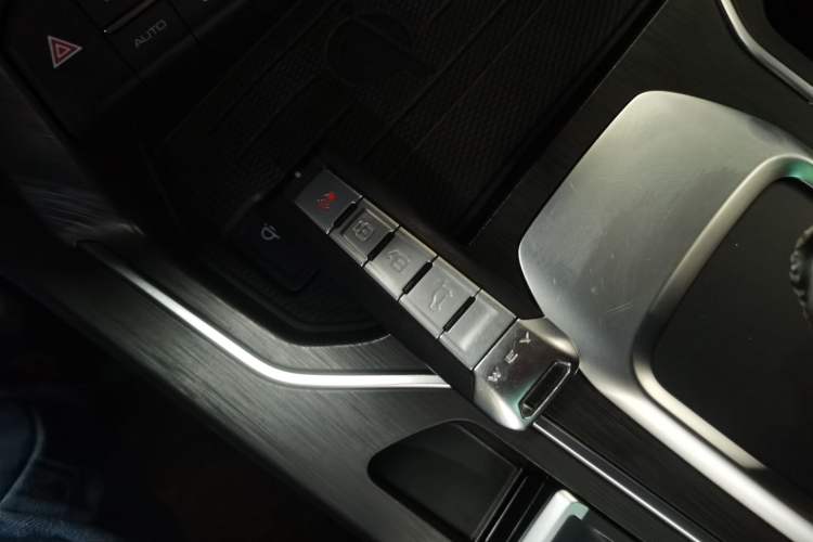 Used Wey VV6 2020 2.0T Two-Wheel Drive Smart Enjoyment+