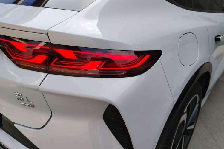 Used BYD Song L EV 2025 Intelligent Driving Version 662 km LiDAR Excellence Edition Right Rear Taillight