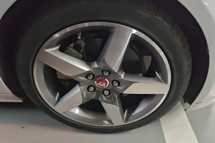 Used Jaguar XE 2015 2.0T 200 PS R-Sport Right Front Wheel Hub