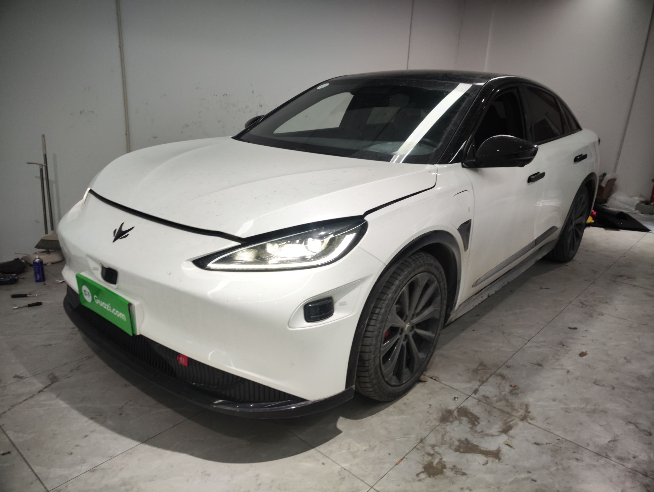 Под передней частью автомобиля