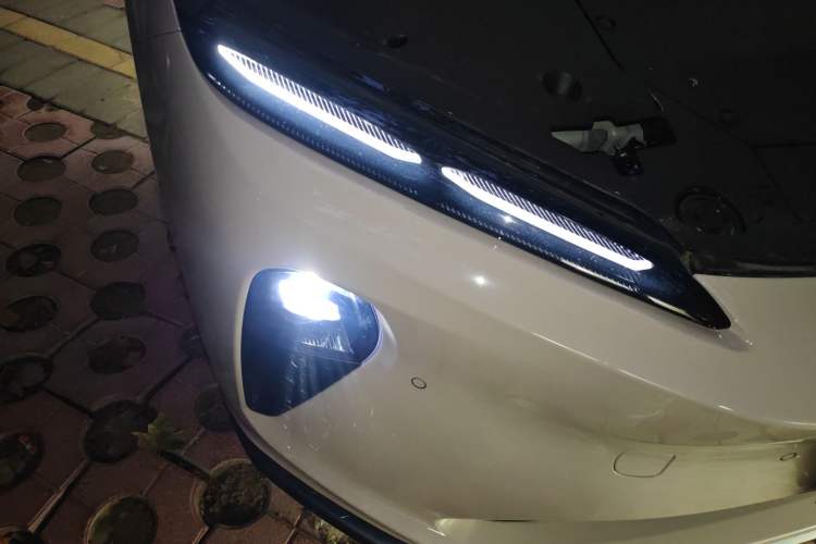 Used Nio ET5 2024 75 kWh Right Front Headlight