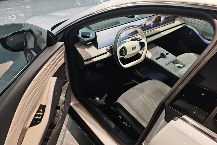 Used Geely Galaxy E8 2024 665 km Range Rear-Drive Starship Long-Range Version
