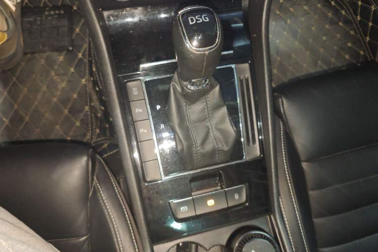 Used Skoda Superb 2016 TSI330 DSG Smart Drive Edition Gear Lever