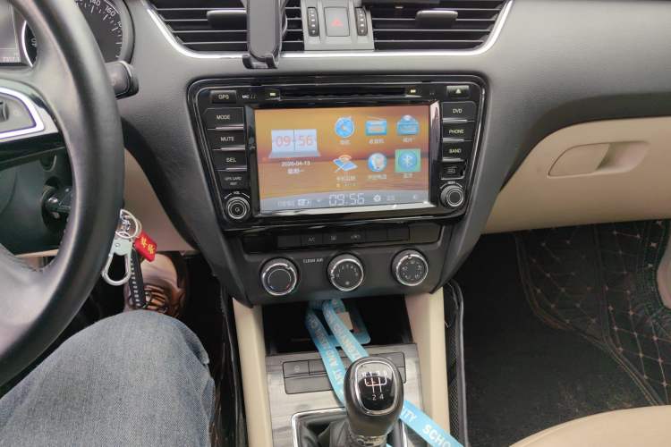 Used Skoda Octavia 2016 1.6L Manual Smart Drive Version Audio And AC Panel