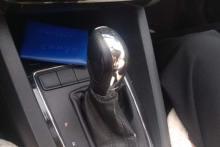 Used Volkswagen Sagitar 2015 1.6L Automatic Comfort Model Gear Lever