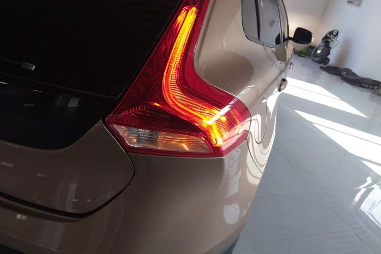 Used Volvo V40 2014 Cross Country 2.0T Zhiyi Edition
