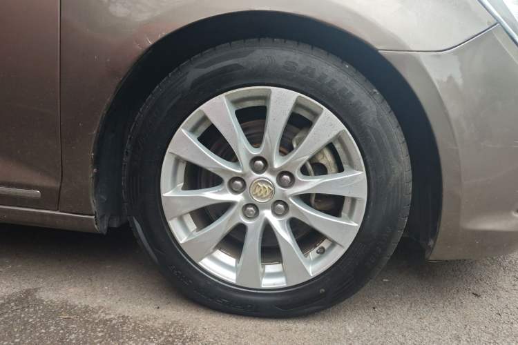 Used Buick LaCrosse 2013 2.4L SIDI Luxury Comfort Edition Right Front Wheel Hub