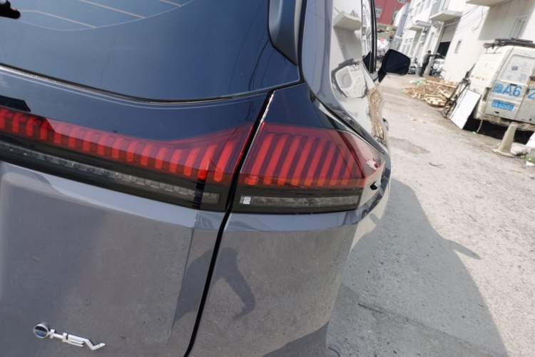 Used Toyota RAV4 2026 Model Dual-Engine 2.0L Two-Wheel Drive Luxury Edition Right Rear Taillight