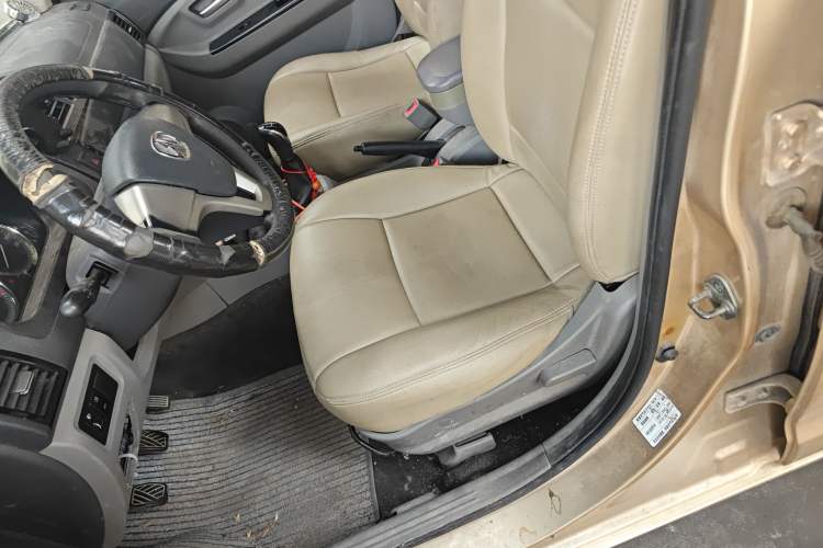 Used BAIC Weiwang M20 2014 1.5L Basic Version BJ415B Left Front Seat