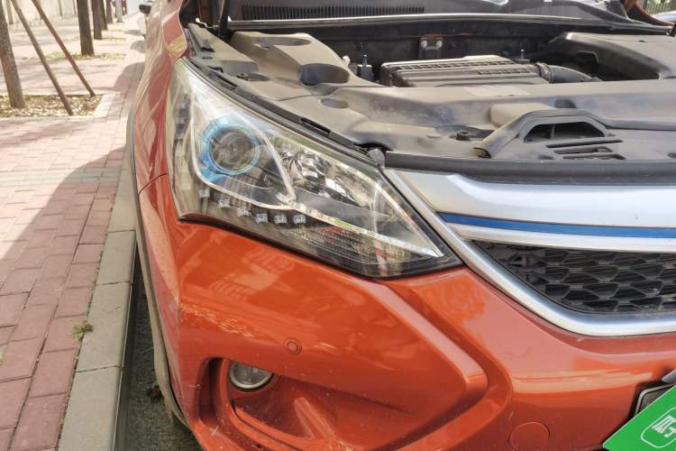 Used BYD Song New Energy 2017 Song DM 1.5TID All-Wheel Drive Prestige Model Right Front Headlight