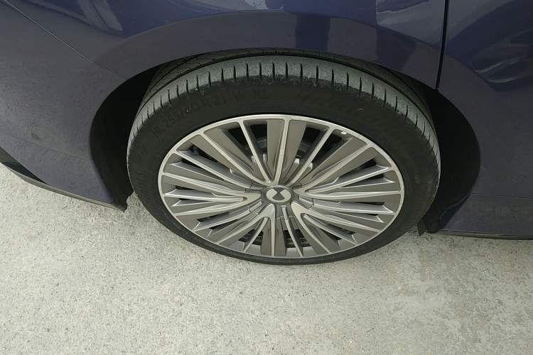 Used Denza Z9 2024 1100 km All-Wheel-Drive Ultra Version
