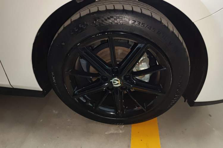 Used CHANGAN UNI-V 2022 1.5T Excellence Model Right Front Wheel Hub