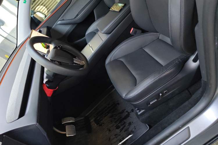 Used Tesla Model Y 2025 Rear-Wheel-Drive Version Left Front Seat