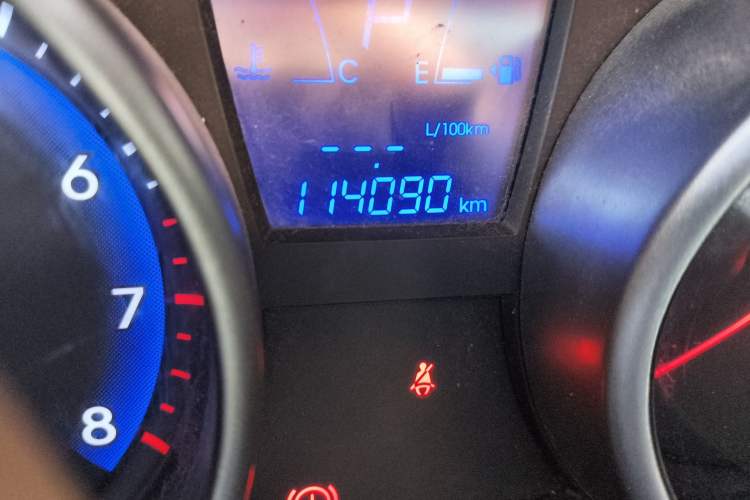 Used Hyundai ix35 2015 2.0L Automatic 2WD Smart Type China IV Odometer Close Up