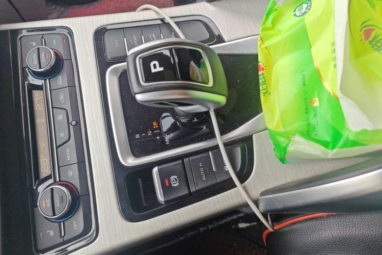 Used Geely Auto Emgrand X7 Sport 2020 1.8TD DCT Two-Wheel Drive Smart Connect 4G-Enabled Version Gear Lever