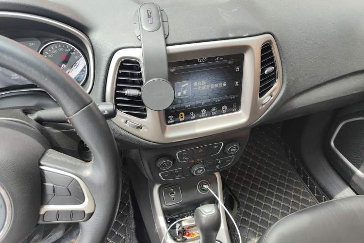 Used Jeep Compass 2017 200T Automatic Family Edition Audio And AC Panel