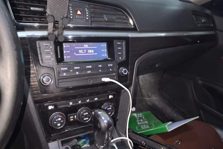 Used Volkswagen Lamando 2015 280TSI DSG Comfort Edition Audio And AC Panel