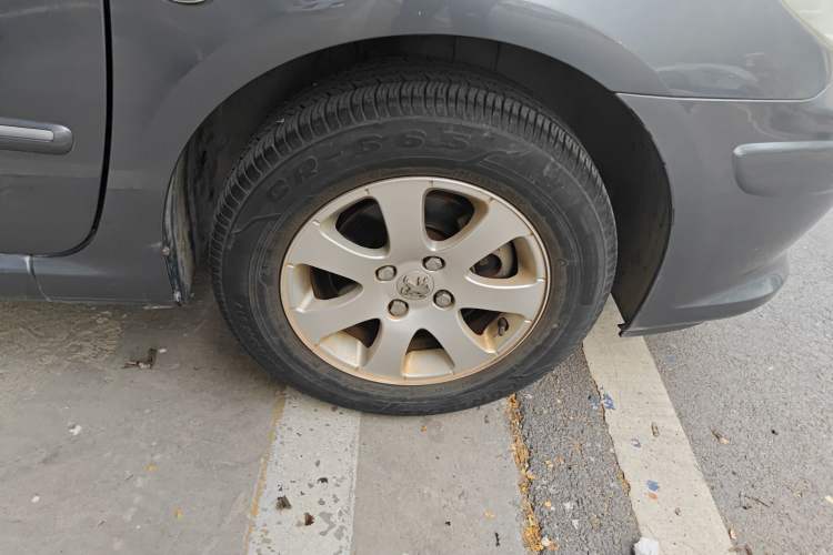 Used Peugeot 307 2010 Sedan 1.6L Manual Comfort Edition Right Front Wheel Hub