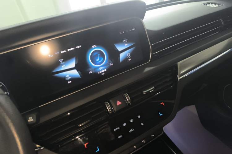 Used Hongqi HS5 2022 Facelifted Version 2.0T Smart Connect Flagship All-Wheel-Drive Edition Audio And AC Panel