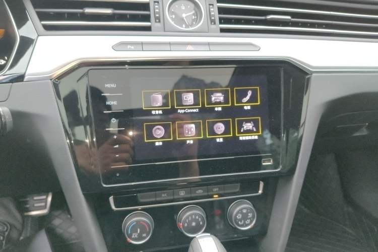 Used Volkswagen Magotan 2023 2 Million Units Limited-Edition 280TSI DSG Comfort Version Audio And AC Panel