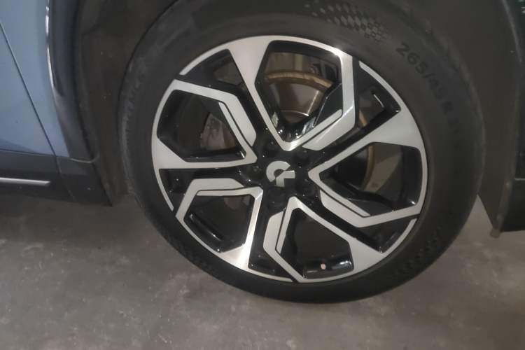 Used Nio ES8 2018 Founder Edition Right Front Wheel Hub