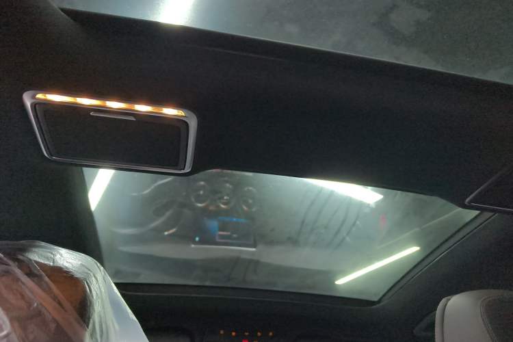 Used Mercedes-Benz GLC 2022 Refreshed GLC 260 L 4MATIC Dynamic Edition Headliner