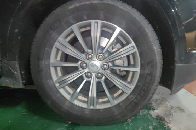 Used Cadillac XT5 2017 Anniversary Edition 28T Four-Wheel Drive Luxury Model Right Front Wheel Hub