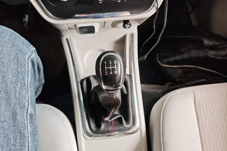 Used Jinbei New Hiace S 2022 1.5L Wealth Edition Air-Conditioner-Free Truck China VI Standard SWC15M Gear Lever