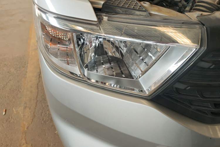 Used Wuling Hongguang V 2022 1.5L Jingqu Version Hydraulic Power Steering LAR Right Front Headlight