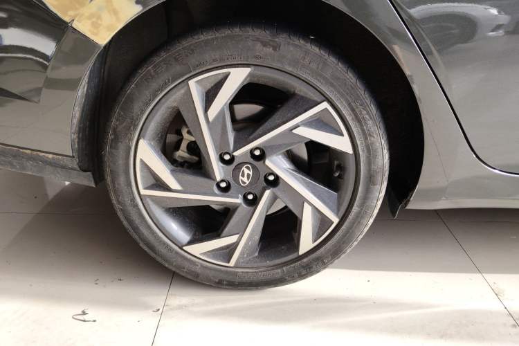 Used Hyundai Elantra 2023 1.5L CVT LUX Prestige Edition Exterior 5