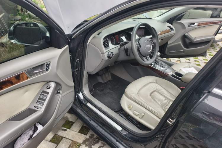 Used Audi A4L 2012 2.0 TFSI automatic Comfort trim level
