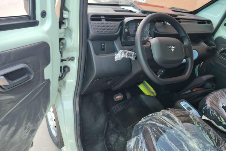 Used REACH MINI Truck 2023 140km Long Wheelbase Van Ambition Version
