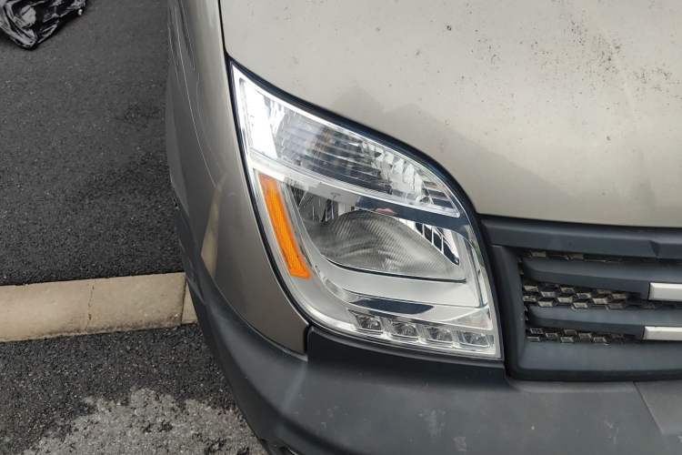 Used SAIC MAXUS Xintu V80 2019 2.5T Classic AMT Aoyuntong Short Wheelbase Mid-Roof 5/6-Seater Right Front Headlight