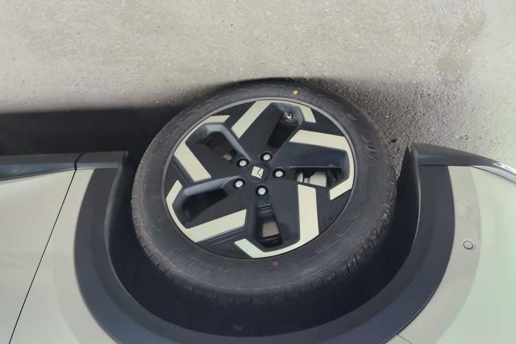 Used Baojun Yunhai 2026 Model 600km Pure Electric Edition Left Front Wheel Hub