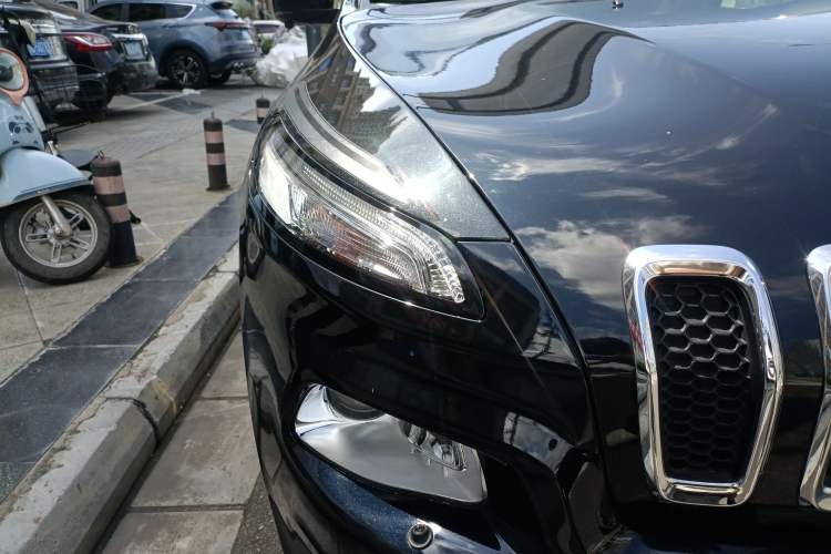 Used Jeep Cherokee 2020 2.0L Two-Wheel Drive Classic Sports Edition Right Front Headlight