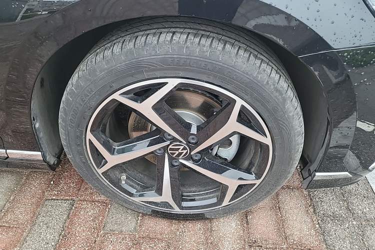 Used Volkswagen Magotan 2025 Zhongxiang Version 330TSI DSG Luxury Edition Right Front Wheel Hub