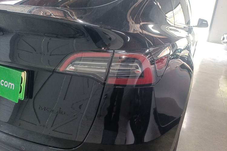 Used Tesla Model Y 2021 Standard Range Rear-Wheel Drive Version Right Rear Taillight