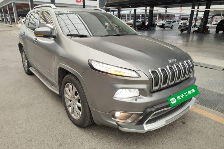 Used Jeep Cherokee 2017 2.4L Superior Edition Front Right 45 Deg