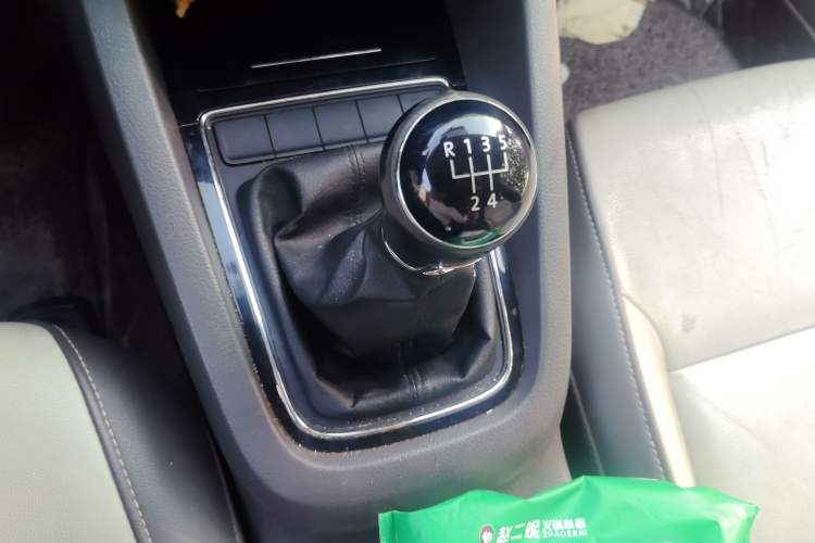 Used Volkswagen Sagitar 2015 1.6L Manual Comfort Model Gear Lever