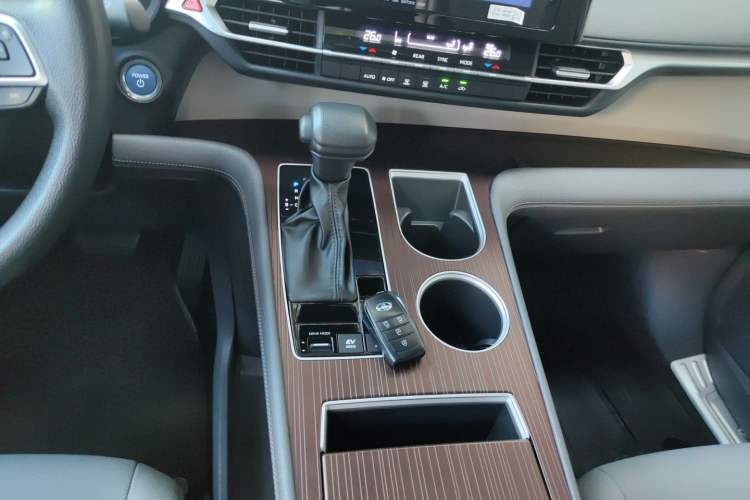 Used Toyota Granvia 2023 2.5L Hybrid Comfort Edition