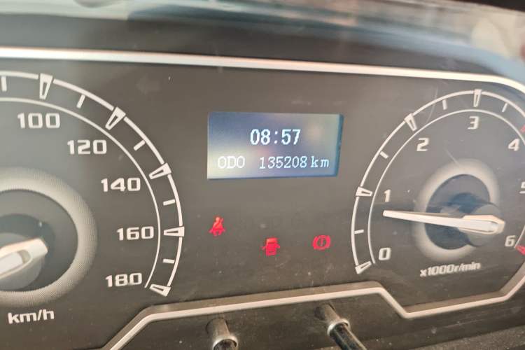 Used SAIC MAXUS Xintu V80 2018 2.5T 6-Speed Manual Aoyuntong Short Wheelbase Mid-Height 5-6 Seater