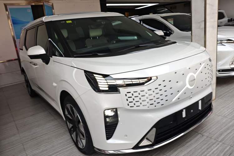 Used Volvo EM90 2025 Ultra Six-Seater
