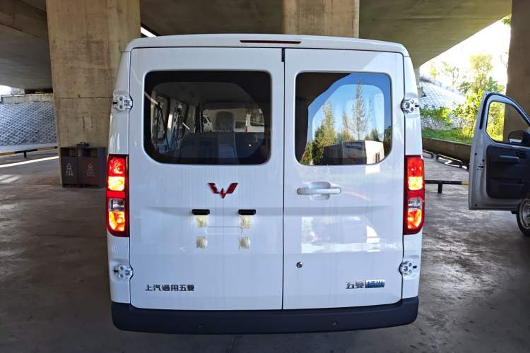 Used Wuling Yangguang 2024 300KM Comfort Version Passenger Van 75kW